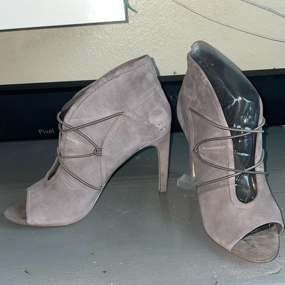 BCBG Dark Stone Suede Pumps 9M Open Toe Corrina - Picture 4 of 10